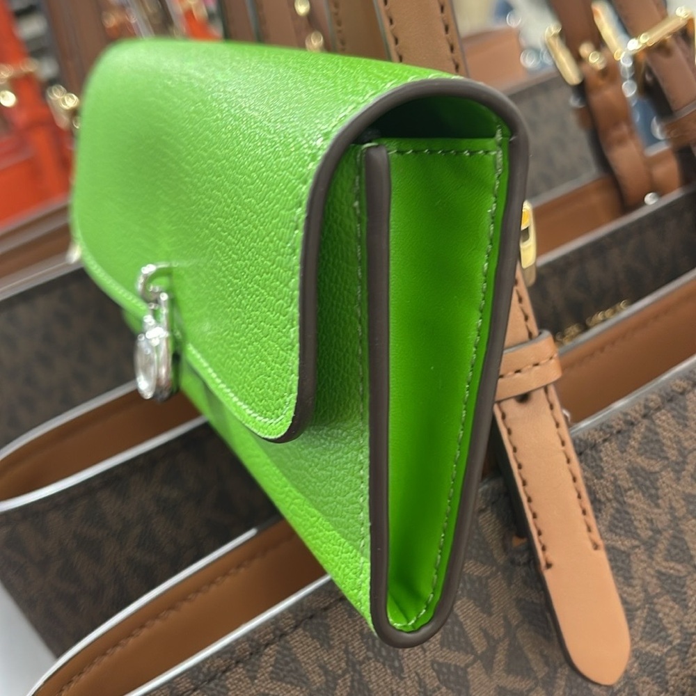 Michael Kors Hamilton Large Leather Flap Continental Wallet
Dragonfruit
NWT - Picture 7 of 16